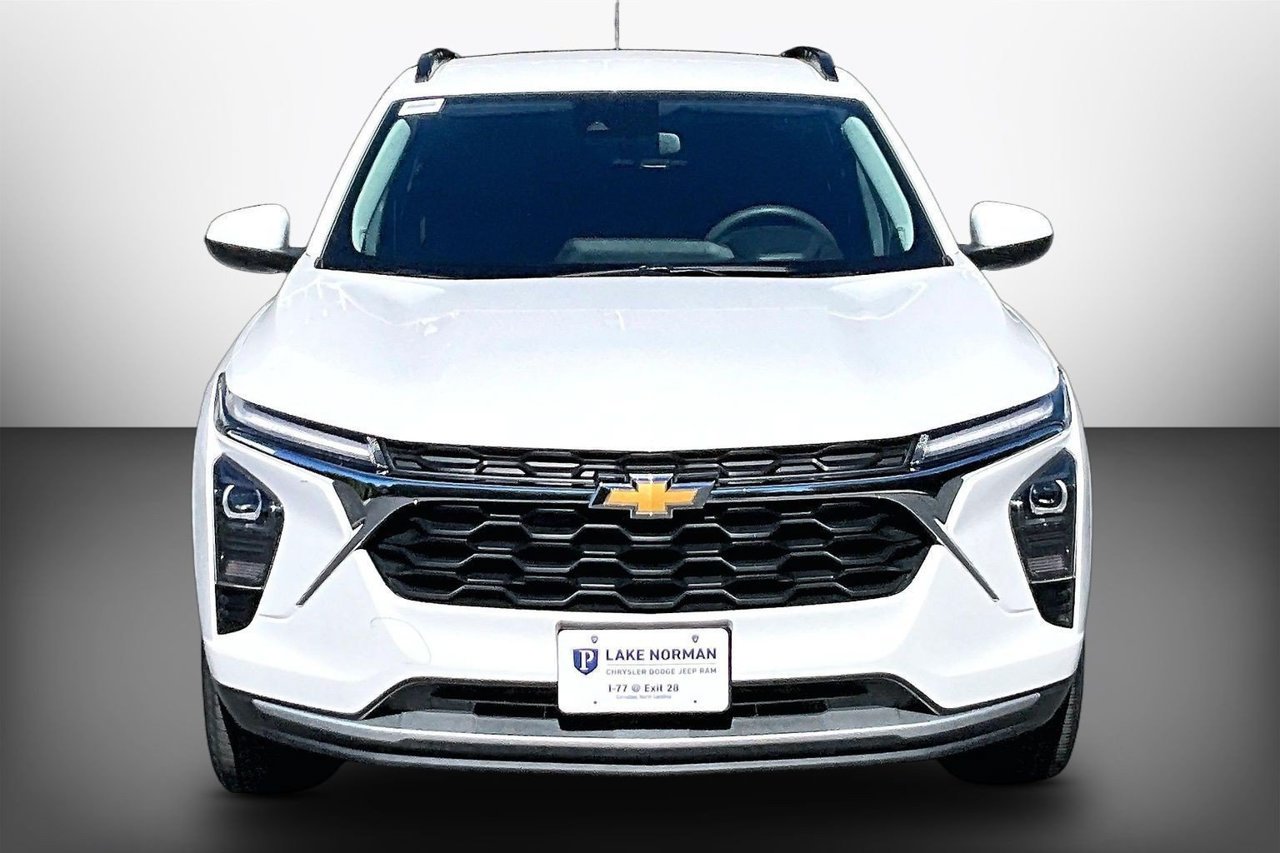 Used 2025 Chevrolet Trax LT FWD image 3