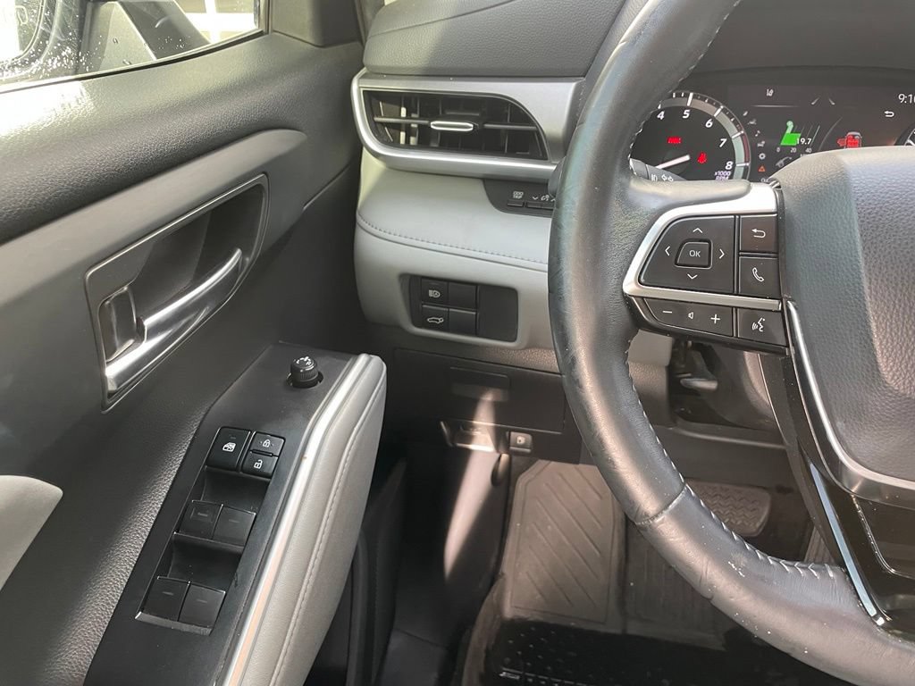 Used 2021 Toyota Highlander XLE AWD/4WD image 14