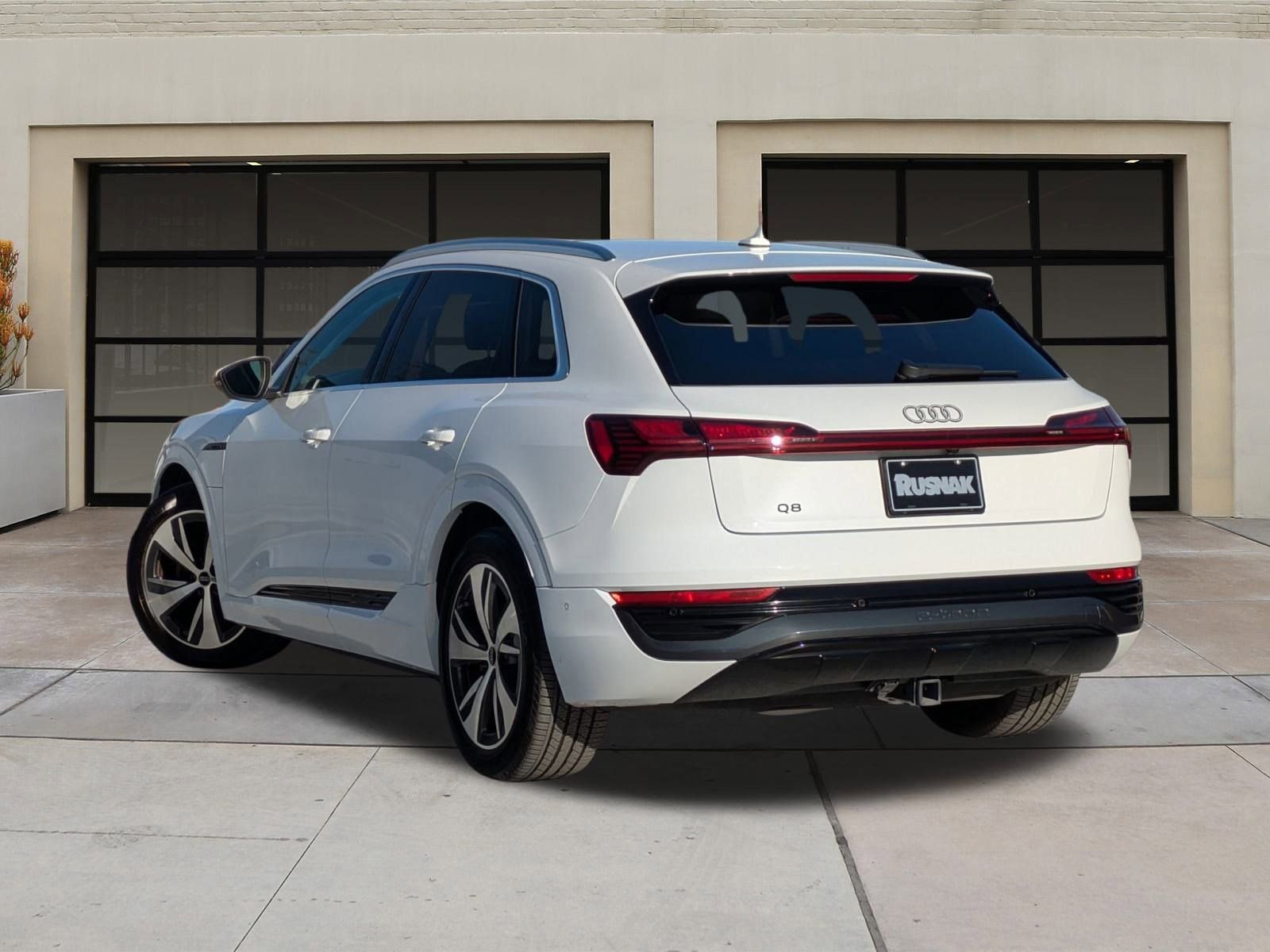 Used 2024 Audi Q8 e-tron Premium Plus image 2