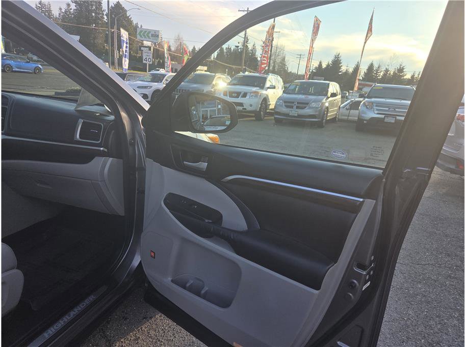 Used 2015 Toyota Highlander Limited w/ Driver Technology Package AWD/4WD image 25