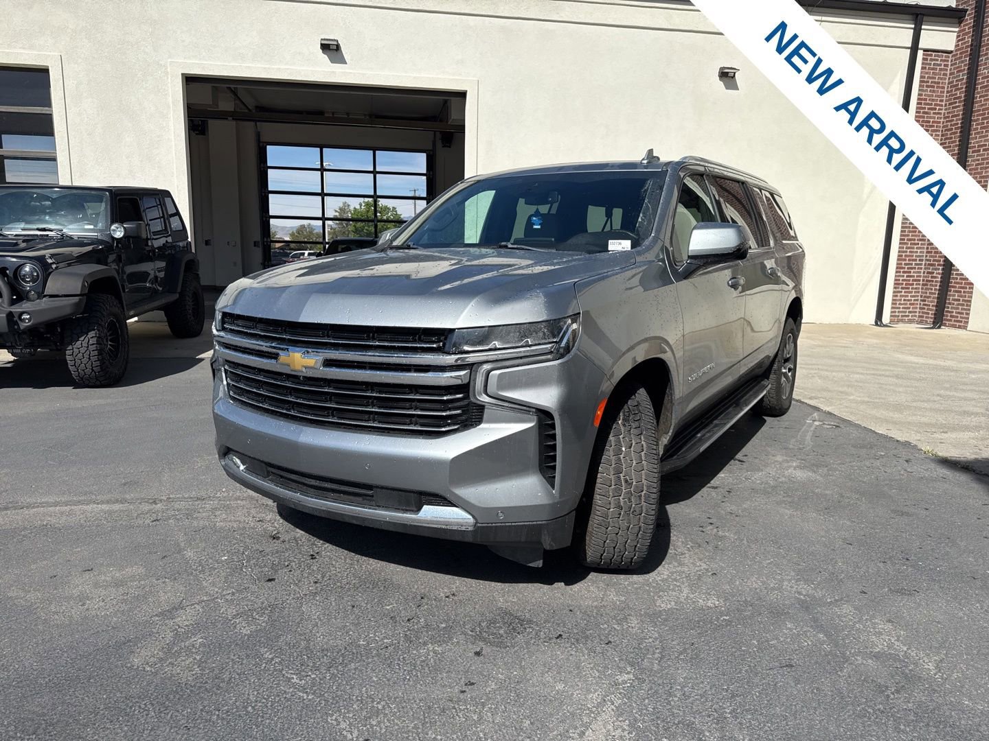 Used 2023 Chevrolet Suburban LT w/ Luxury Package AWD/4WD image 3