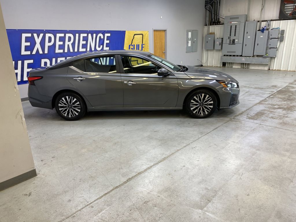 Used 2025 Nissan Altima 2.5 SV FWD image 8