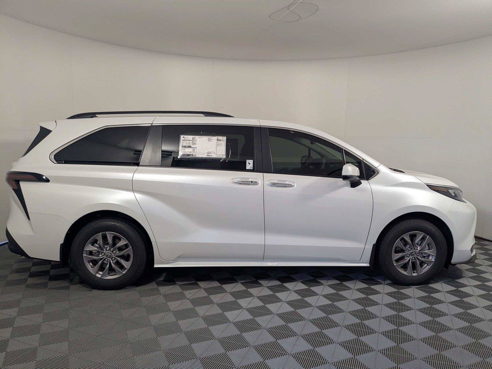 New 2026 Toyota Sienna XLE FWD image 3