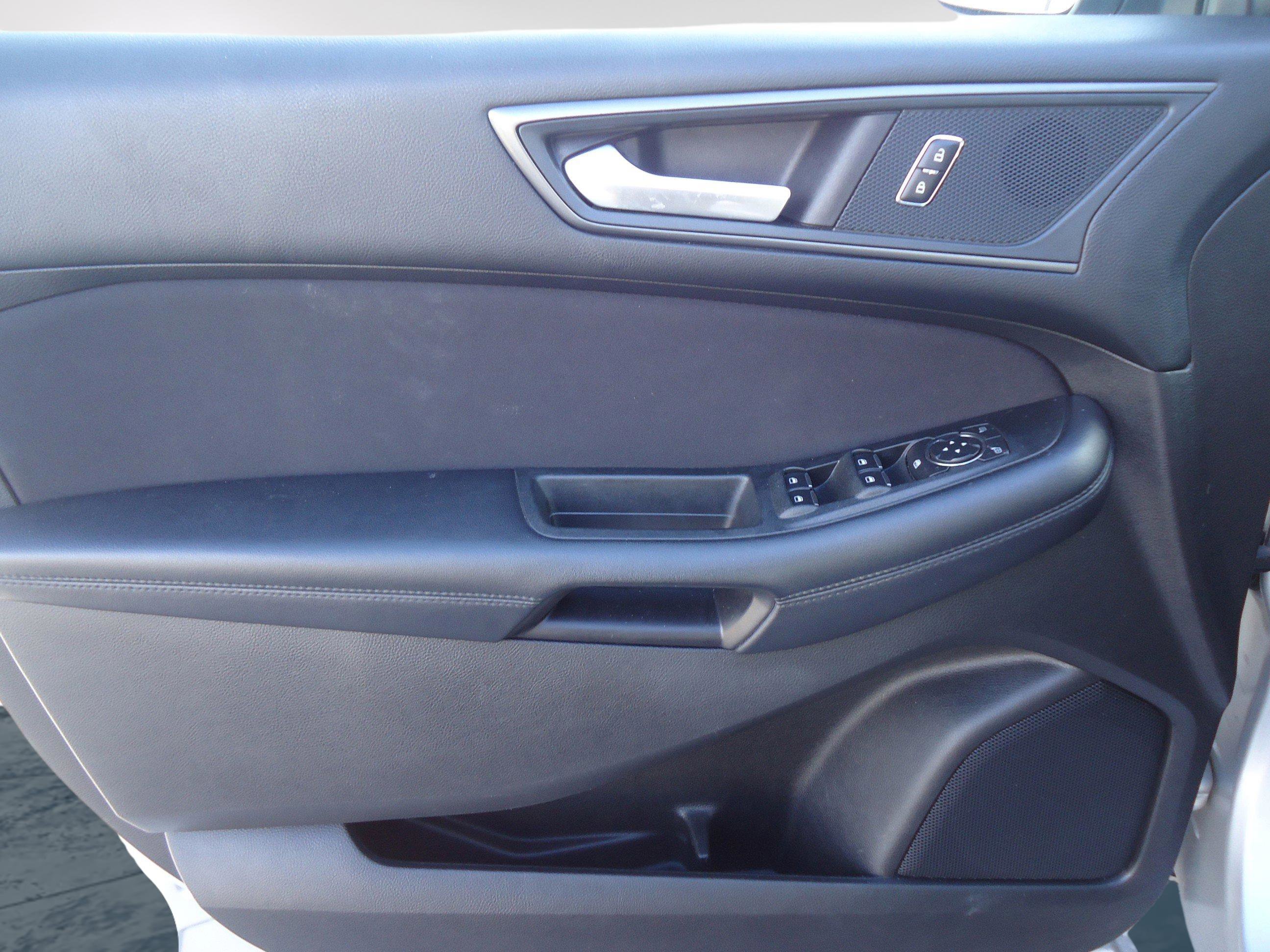 Used 2018 Ford Edge SE FWD image 9