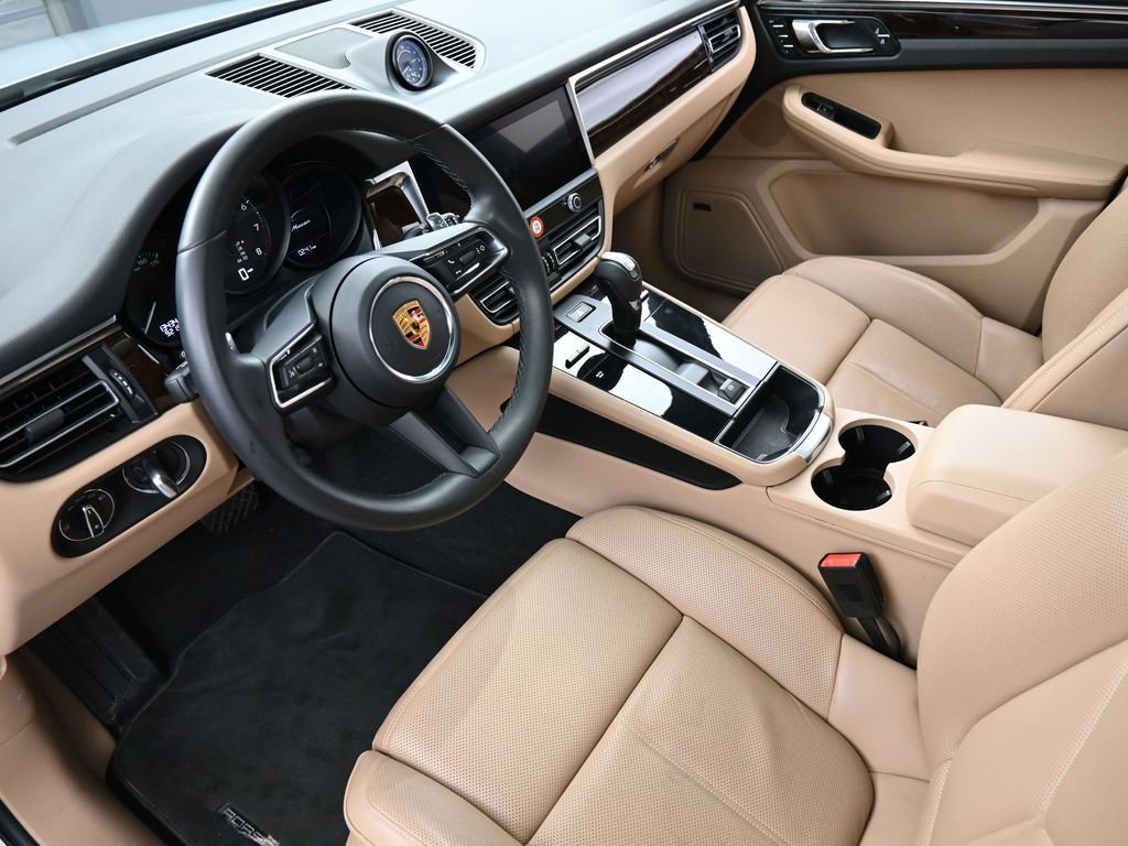 Certified 2022 Porsche Macan image 4