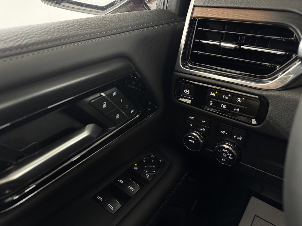 New 2026 GMC Yukon Denali w/ Sun & Power Step Package image 28