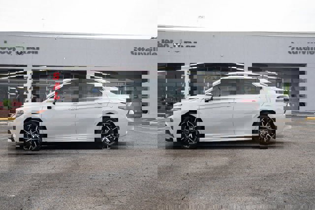 Used 2023 Toyota Camry SE image 2