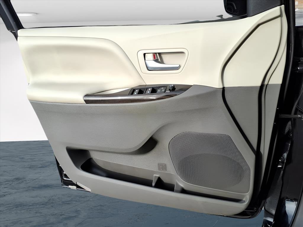 Used 2019 Toyota Sienna XLE image 26