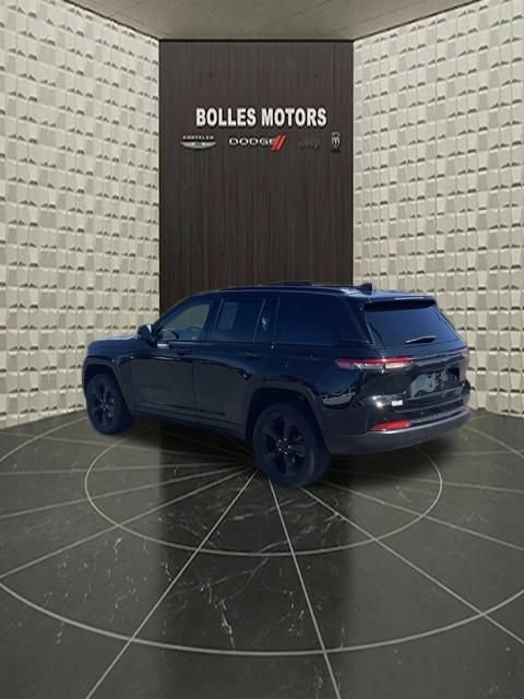 Used 2023 Jeep Grand Cherokee Altitude AWD/4WD image 10
