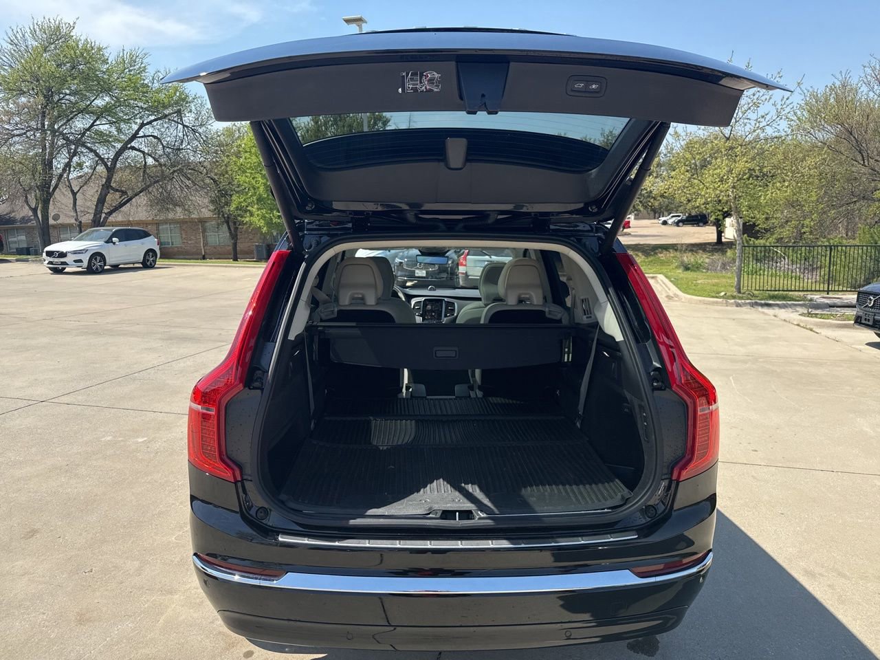 Used 2025 Volvo XC90 B6 Ultra w/ Lounge Package image 8