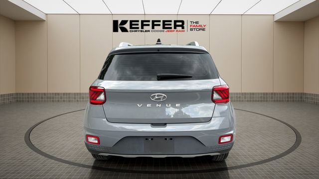 Used 2021 Hyundai Venue SEL FWD image 4