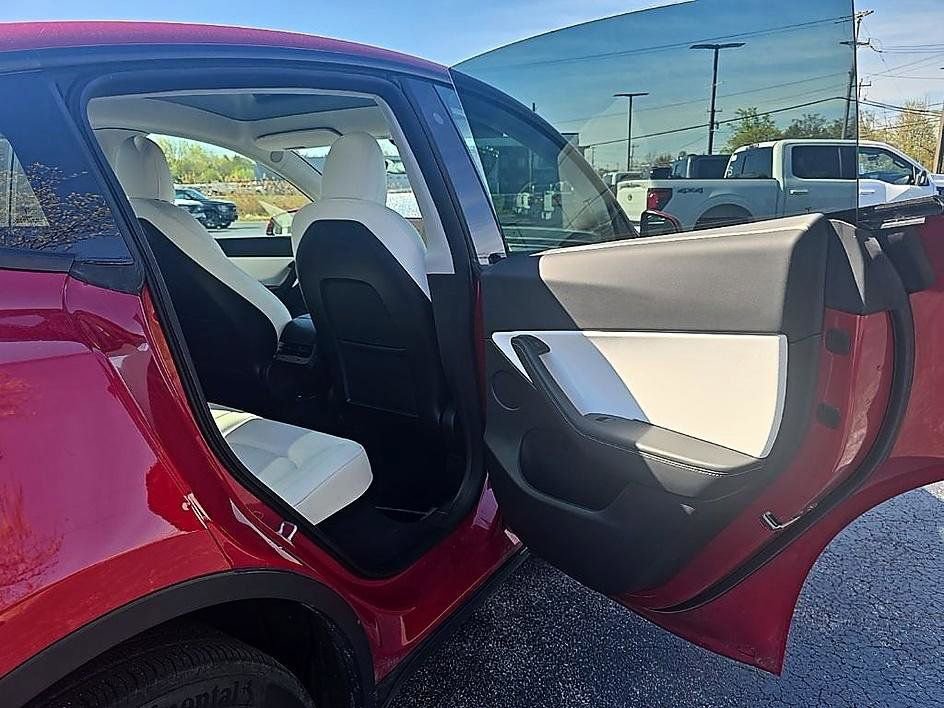 Used 2022 Tesla Model Y Long Range AWD/4WD image 28