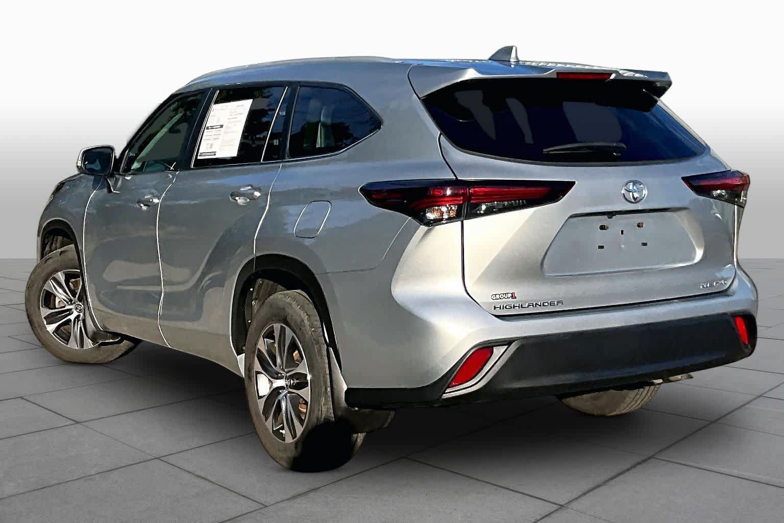 Used 2024 Toyota Highlander XLE AWD/4WD image 12