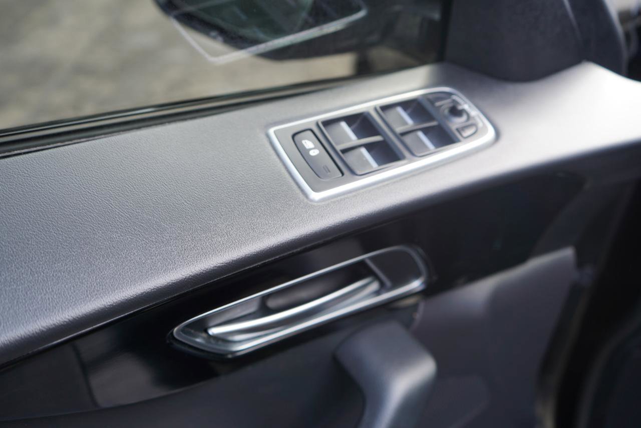 Used 2019 Jaguar F-PACE R-Sport image 28