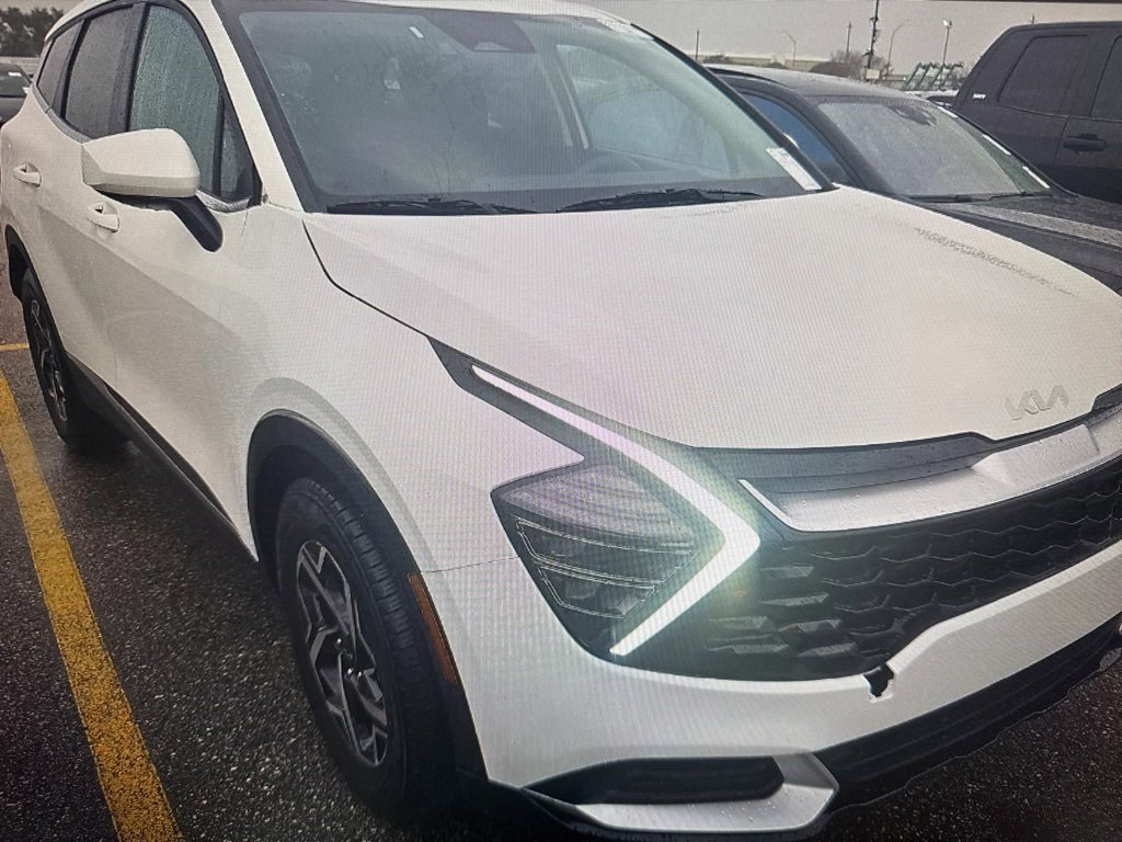 Used 2025 Kia Sportage LX image 3