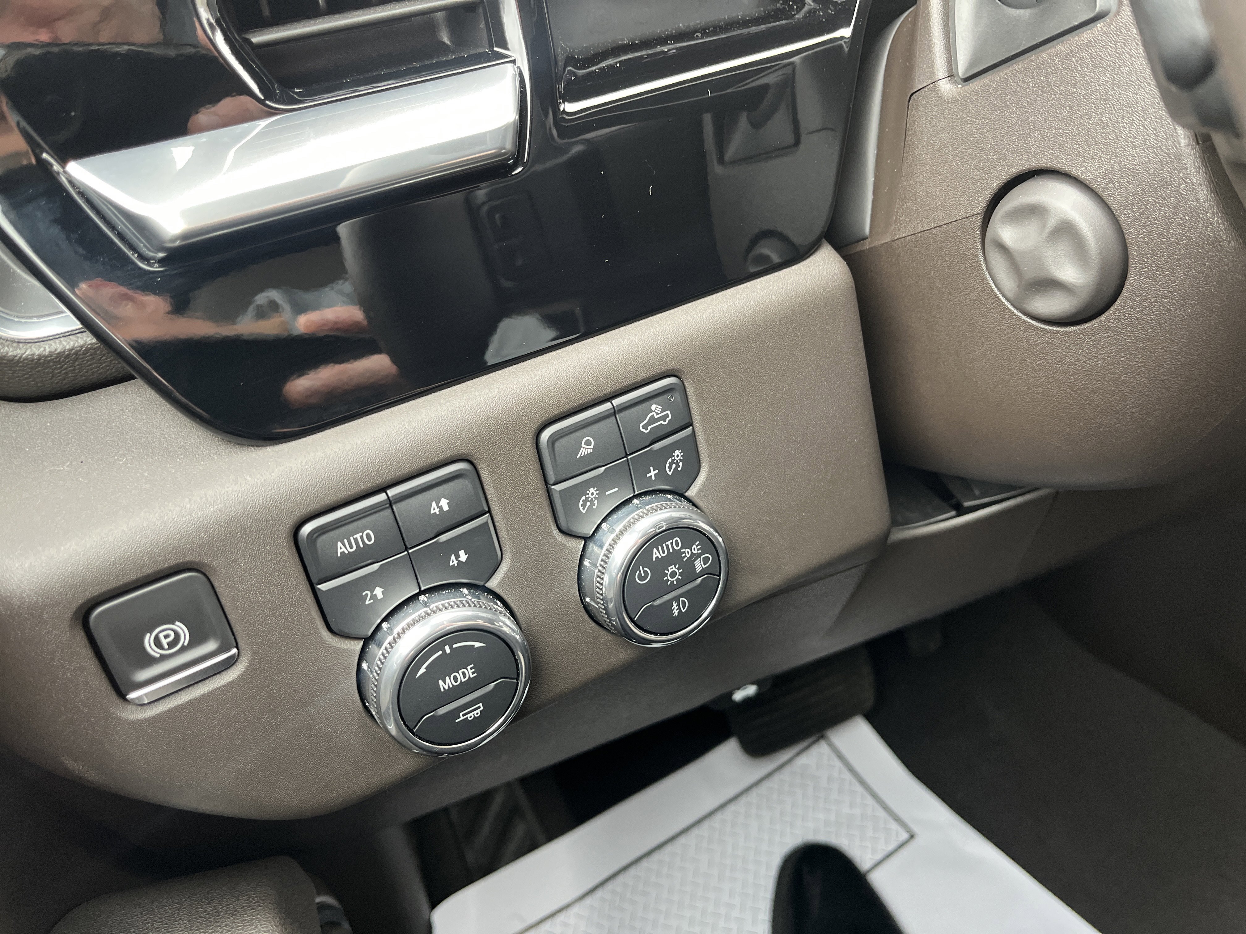 Used 2025 GMC Sierra 1500 SLT w/ SLT Premium Plus Package AWD/4WD image 25