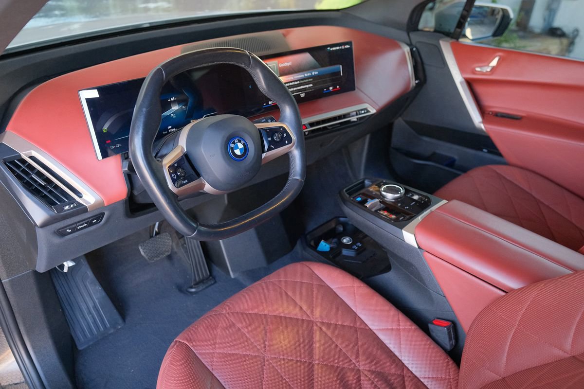 Used 2023 BMW iX xDrive50 w/ Sport Package AWD/4WD image 13