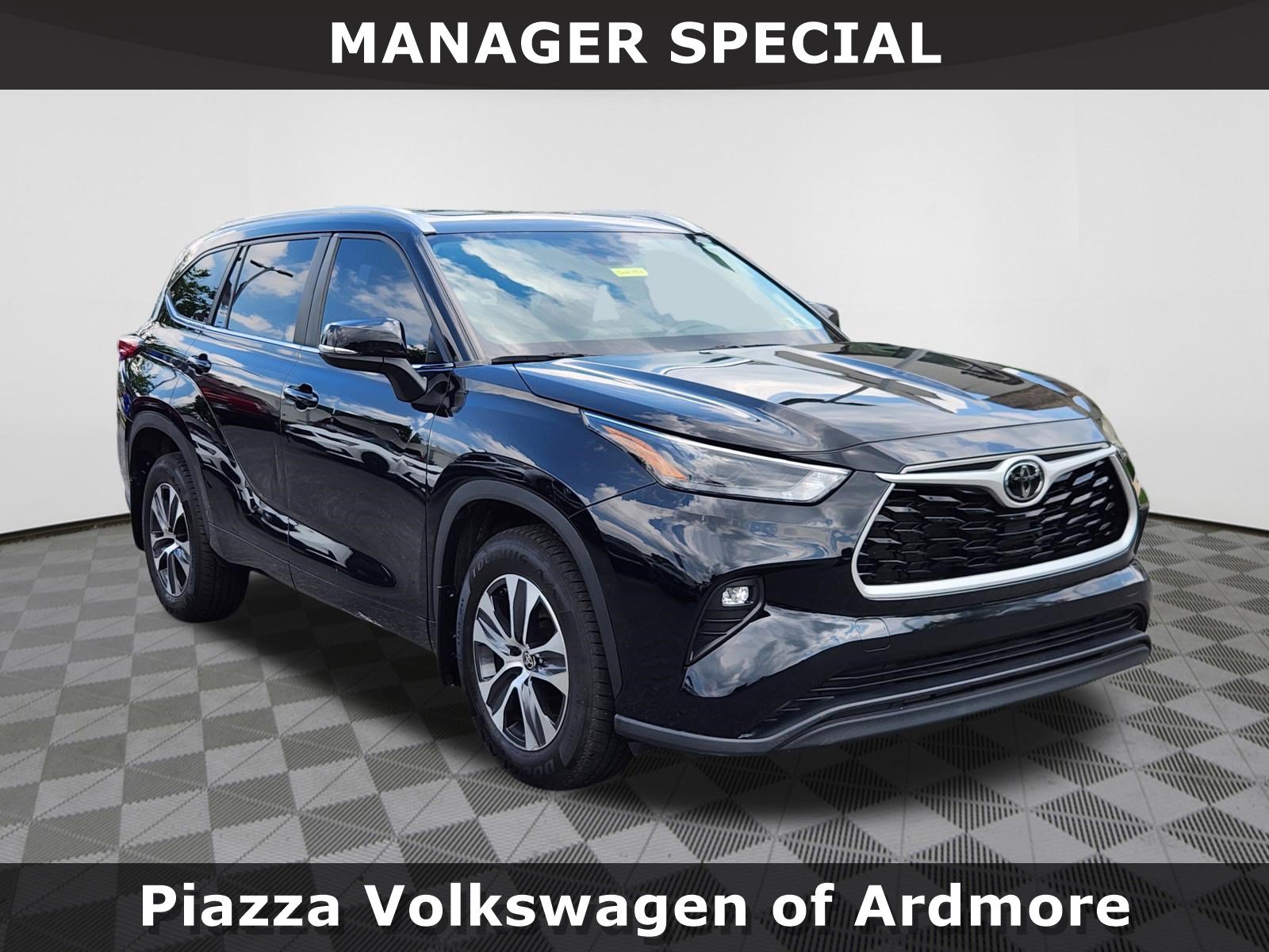 Used 2023 Toyota Highlander XLE AWD/4WD image 1