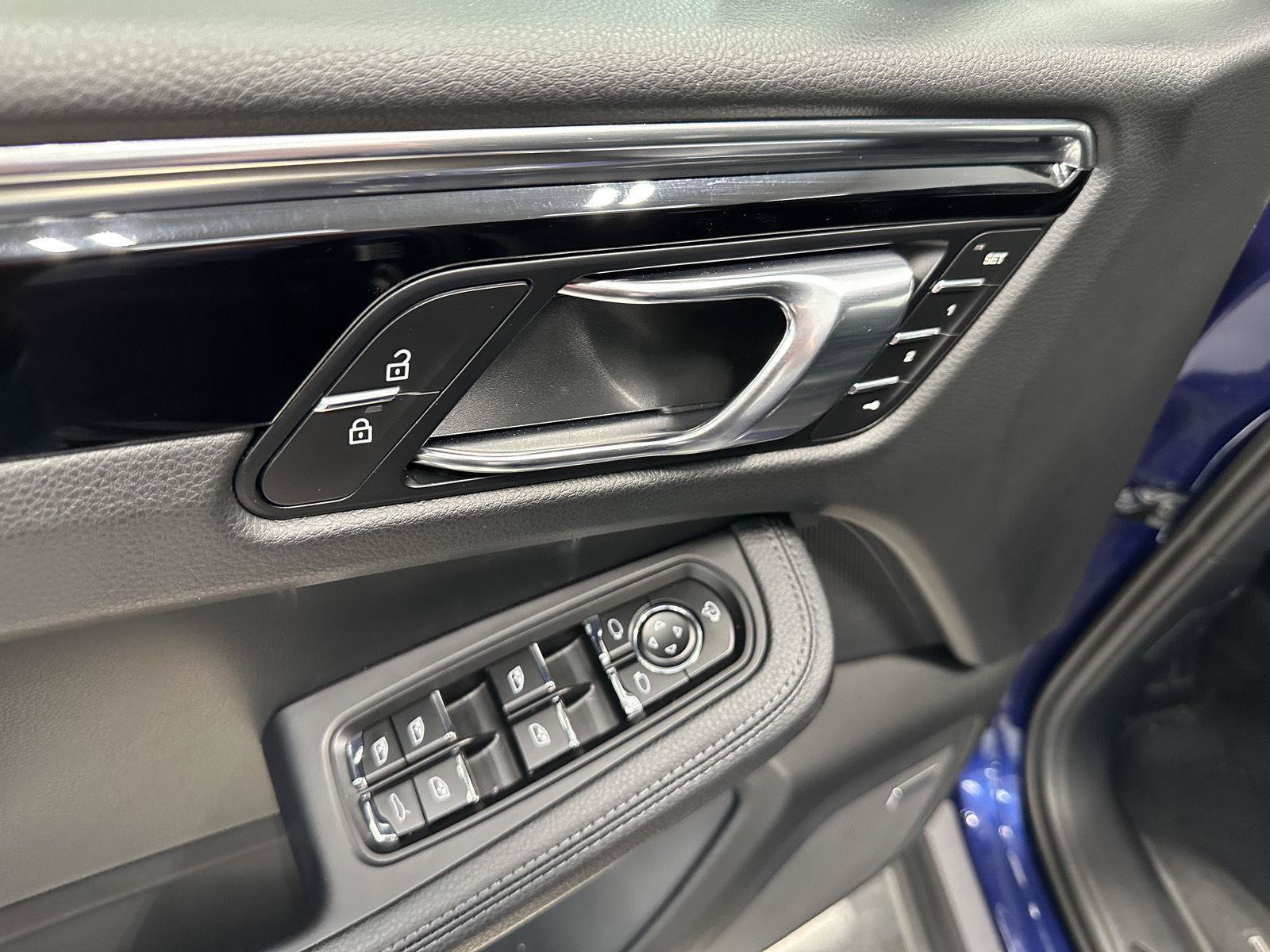 Certified 2026 Porsche Macan AWD/4WD image 16