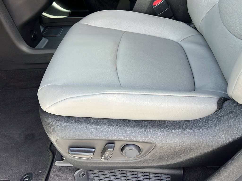 Used 2025 Toyota Sienna XLE FWD image 16