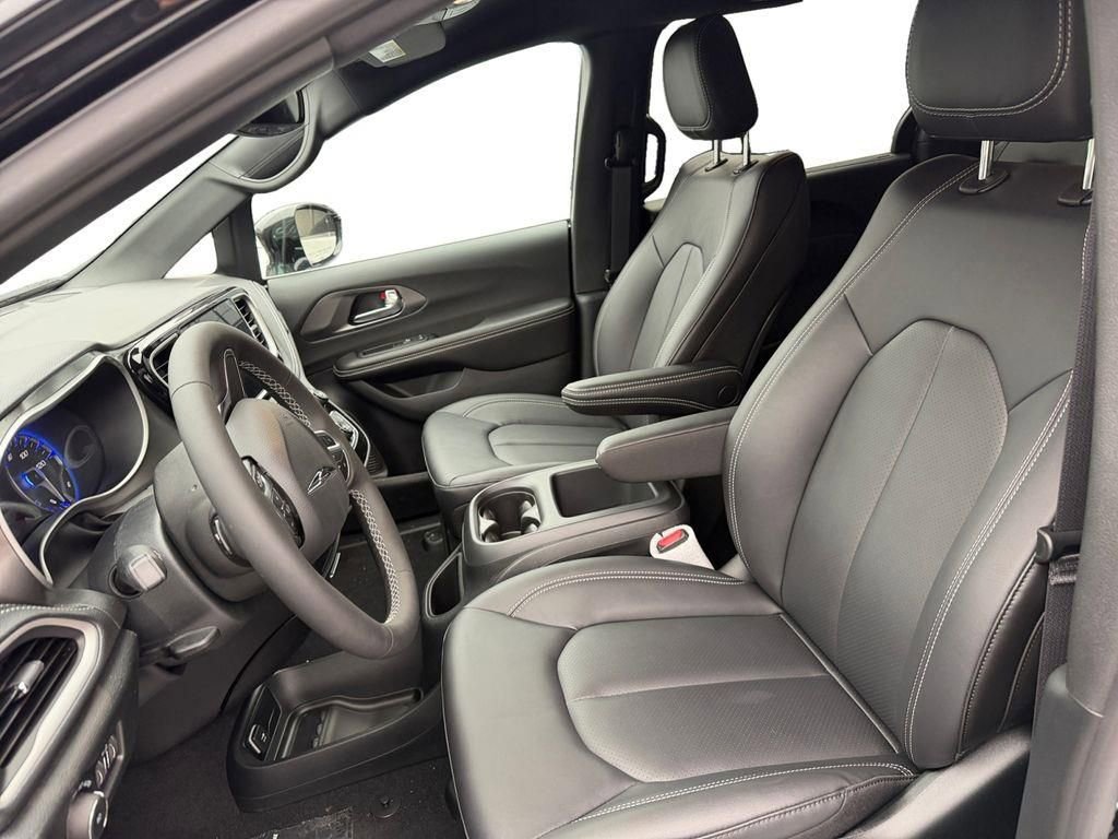 New 2026 Chrysler Pacifica Select image 9