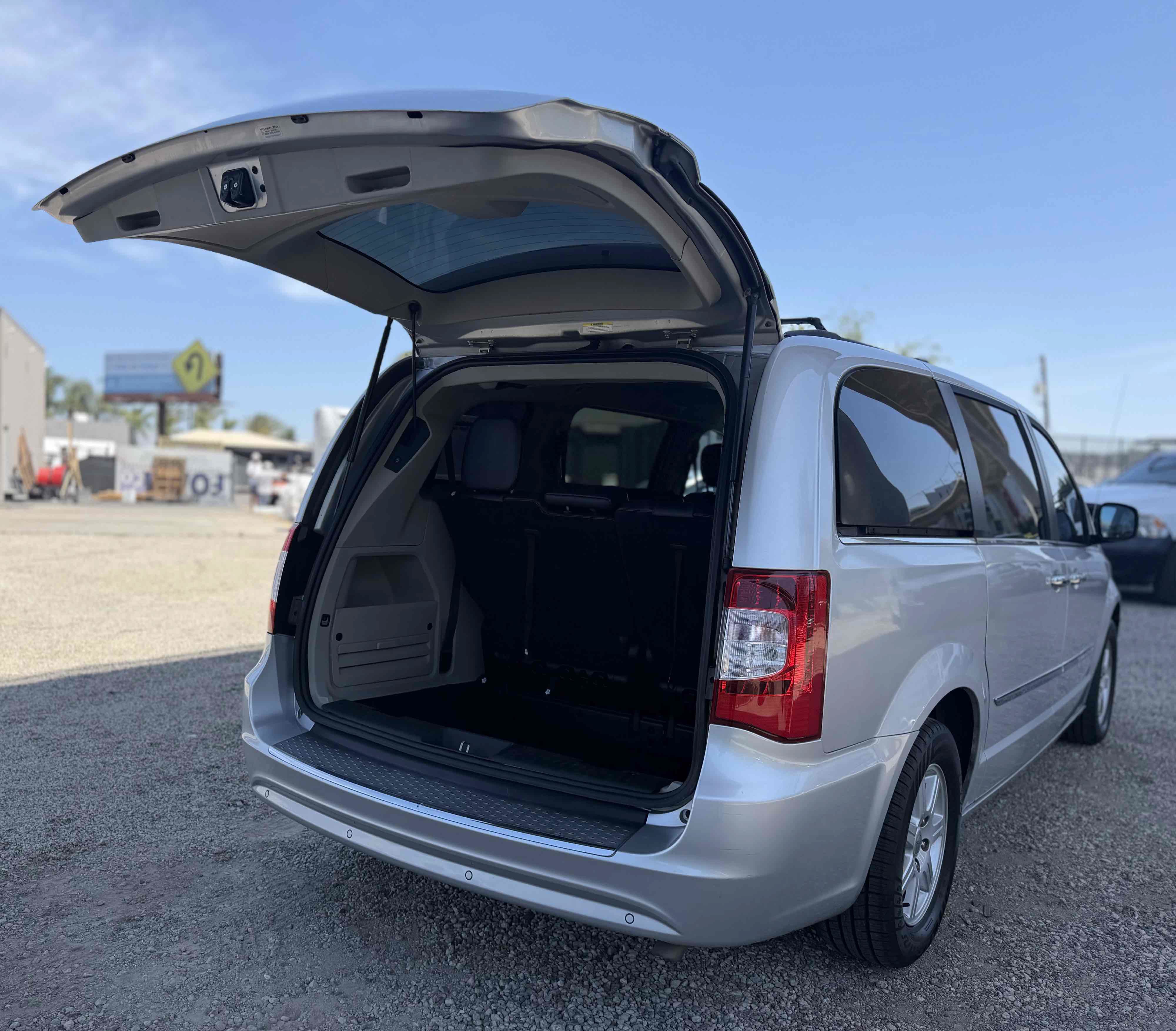 Used 2011 Chrysler Town & Country Touring-L w/ Entertainment Group #2 FWD image 9