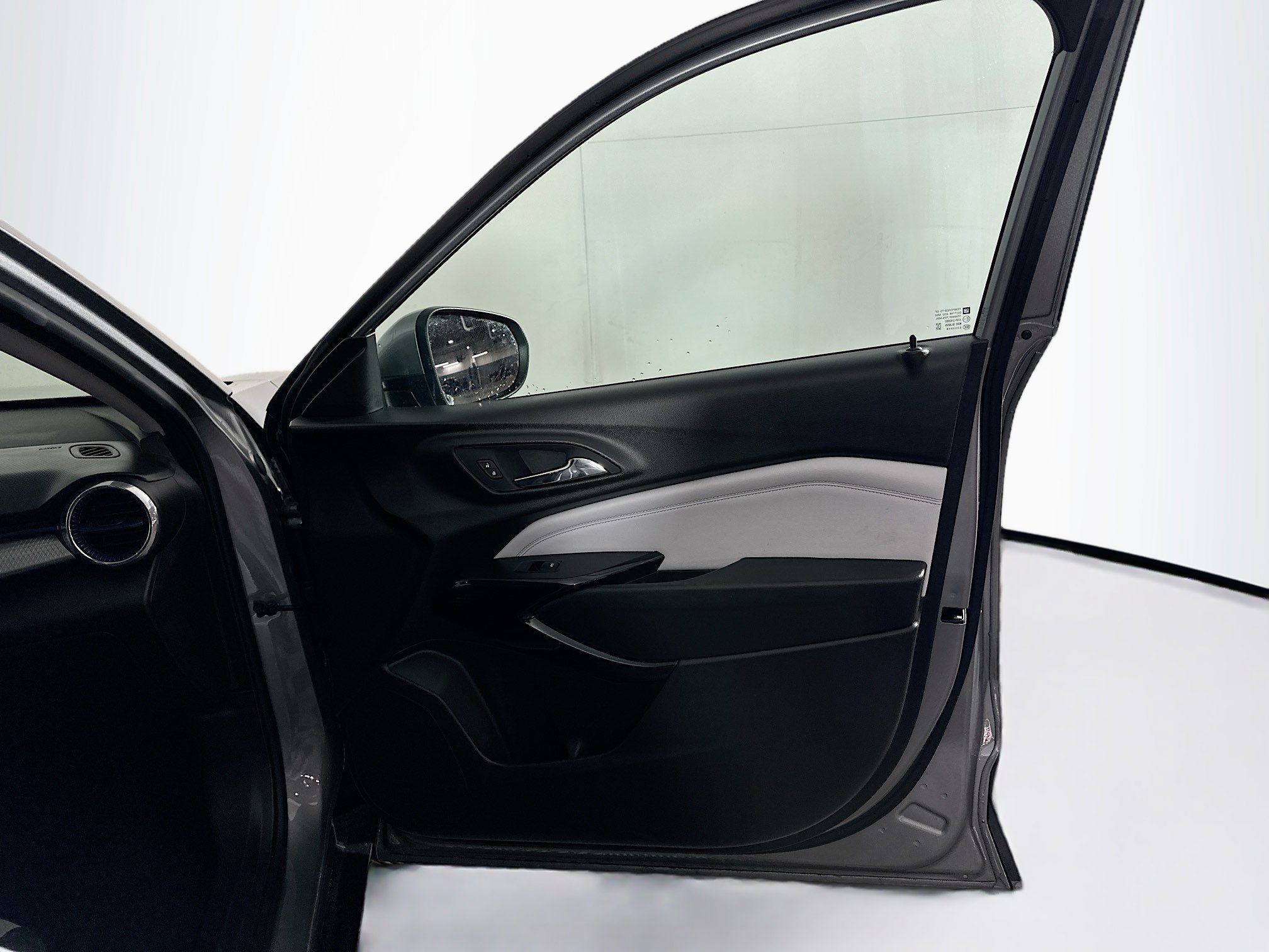 Used 2025 Chevrolet Trax LT w/ LT Convenience Package image 29