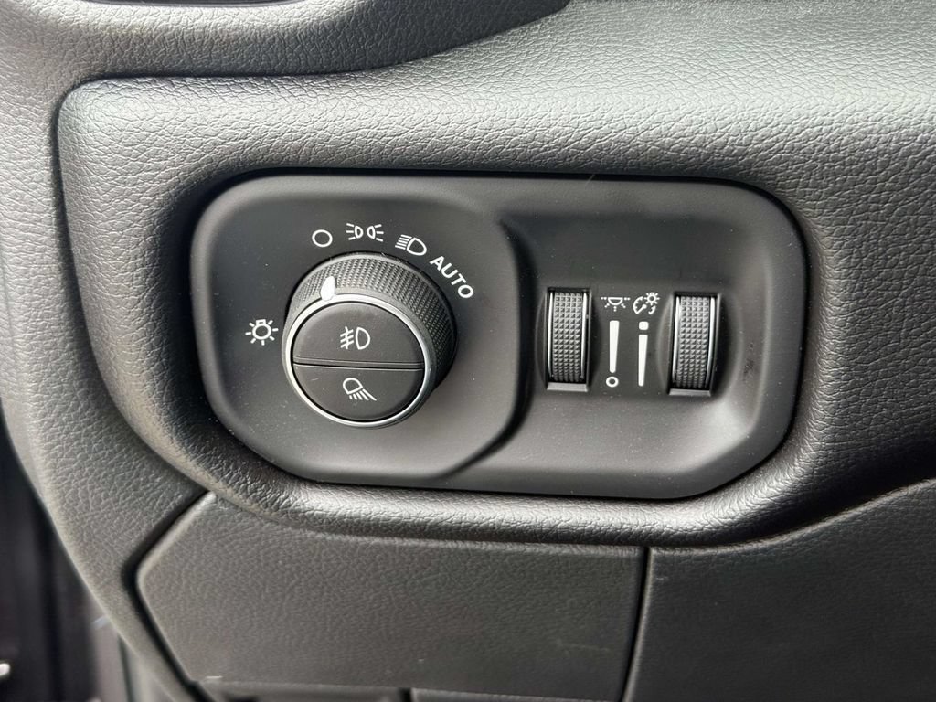 New 2026 RAM 2500 Laramie AWD/4WD image 16