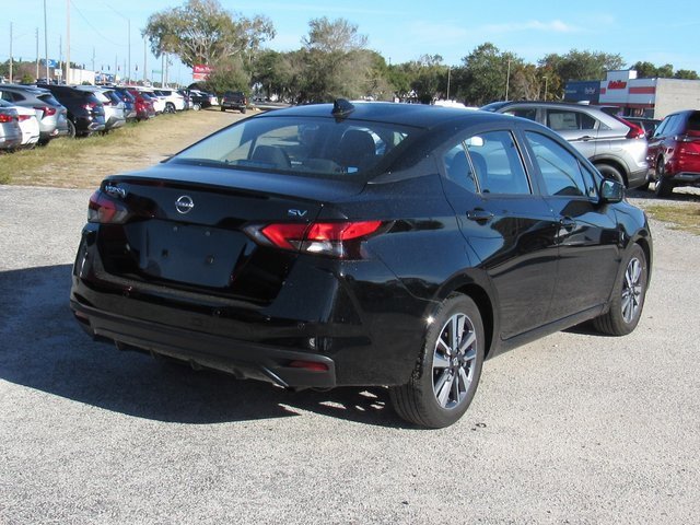 Used 2023 Nissan Versa SV image 3