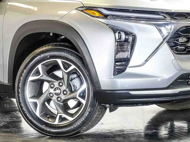 Certified 2025 Chevrolet Trax LT FWD image 4