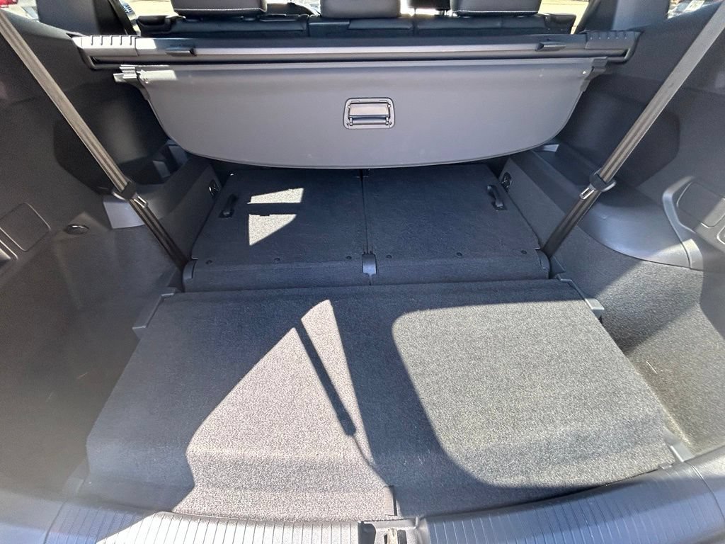 Certified 2023 Volkswagen Tiguan SE R-Line FWD image 34