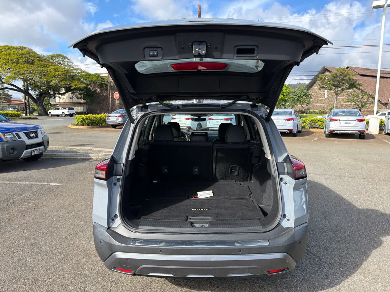 Used 2023 Nissan Rogue SL w/ SL Premium Package image 11