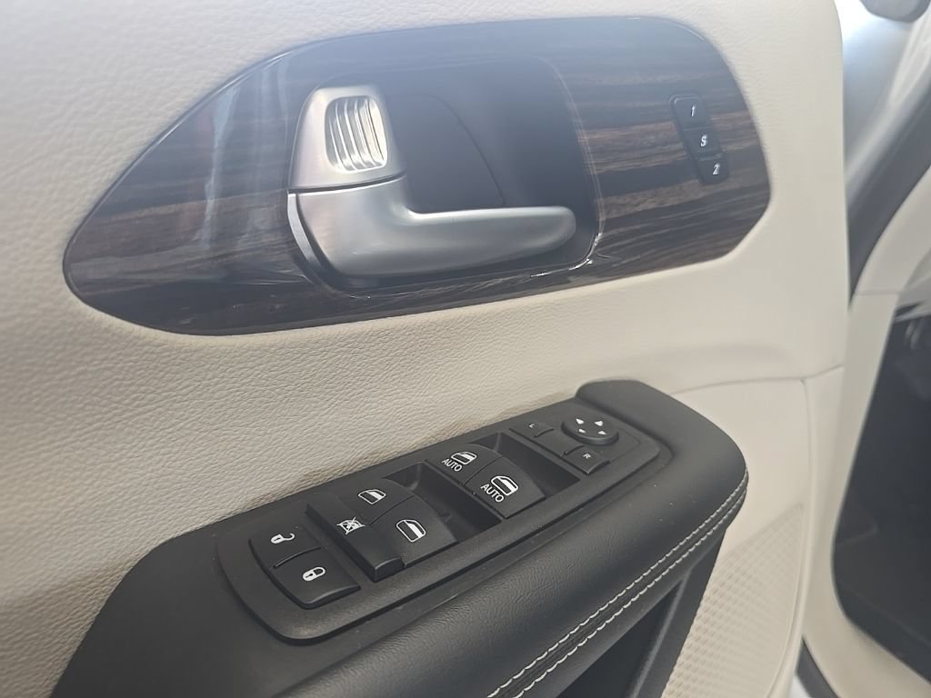 Used 2024 Chrysler Pacifica Limited FWD image 14