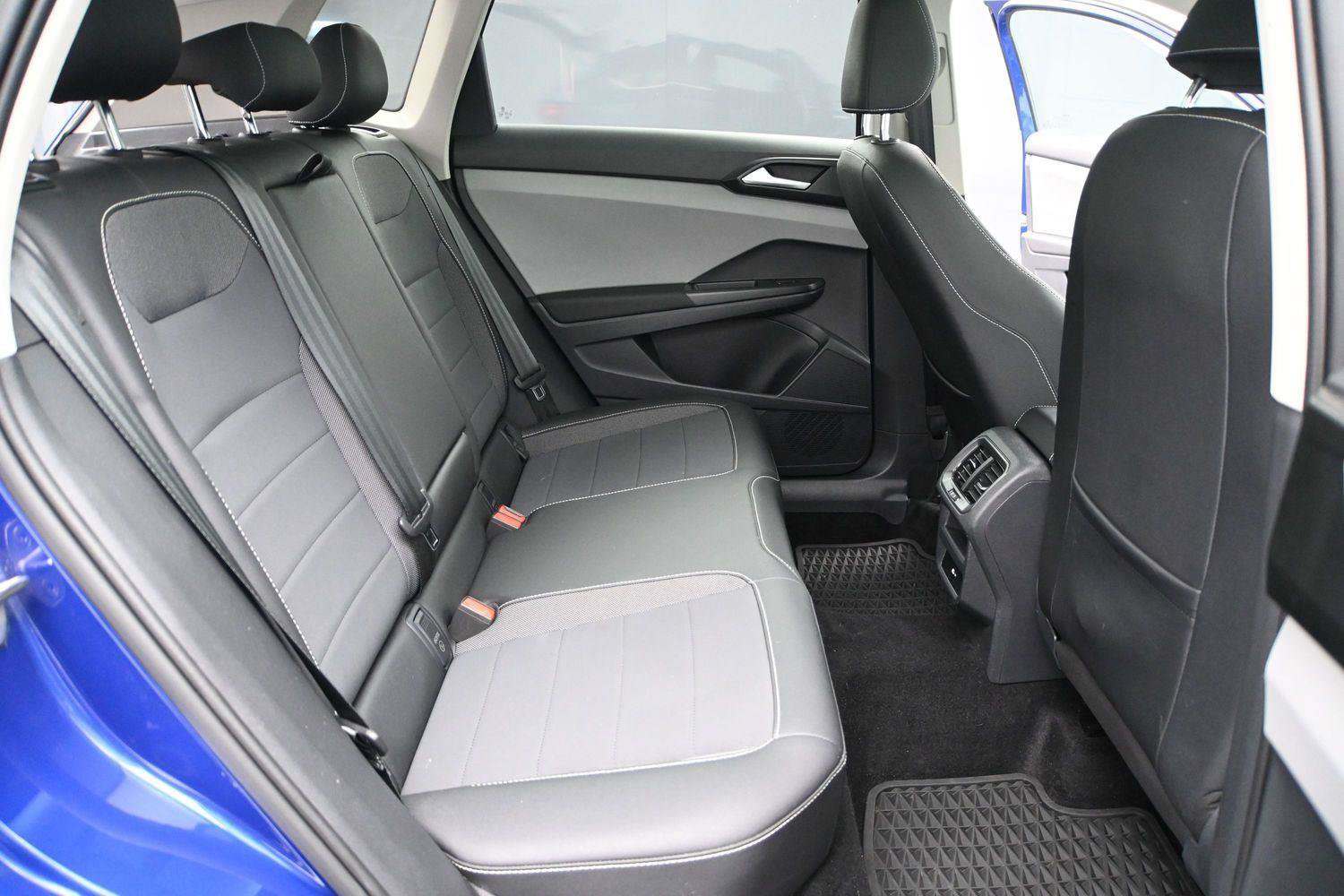 Used 2022 Volkswagen Taos SE w/ Panoramic Sunroof Package AWD/4WD image 17