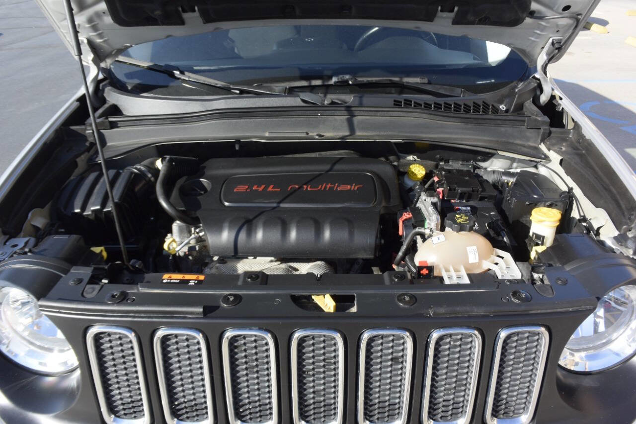 Used 2017 Jeep Renegade Latitude w/ Popular Equipment Group image 38