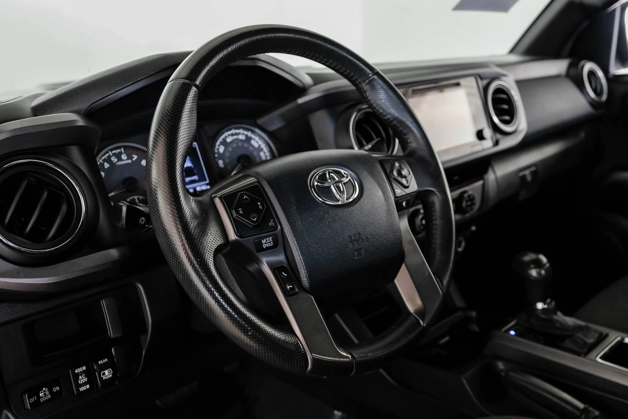 Used 2017 Toyota Tacoma TRD Sport w/ Tow Package (A/T) AWD/4WD image 14