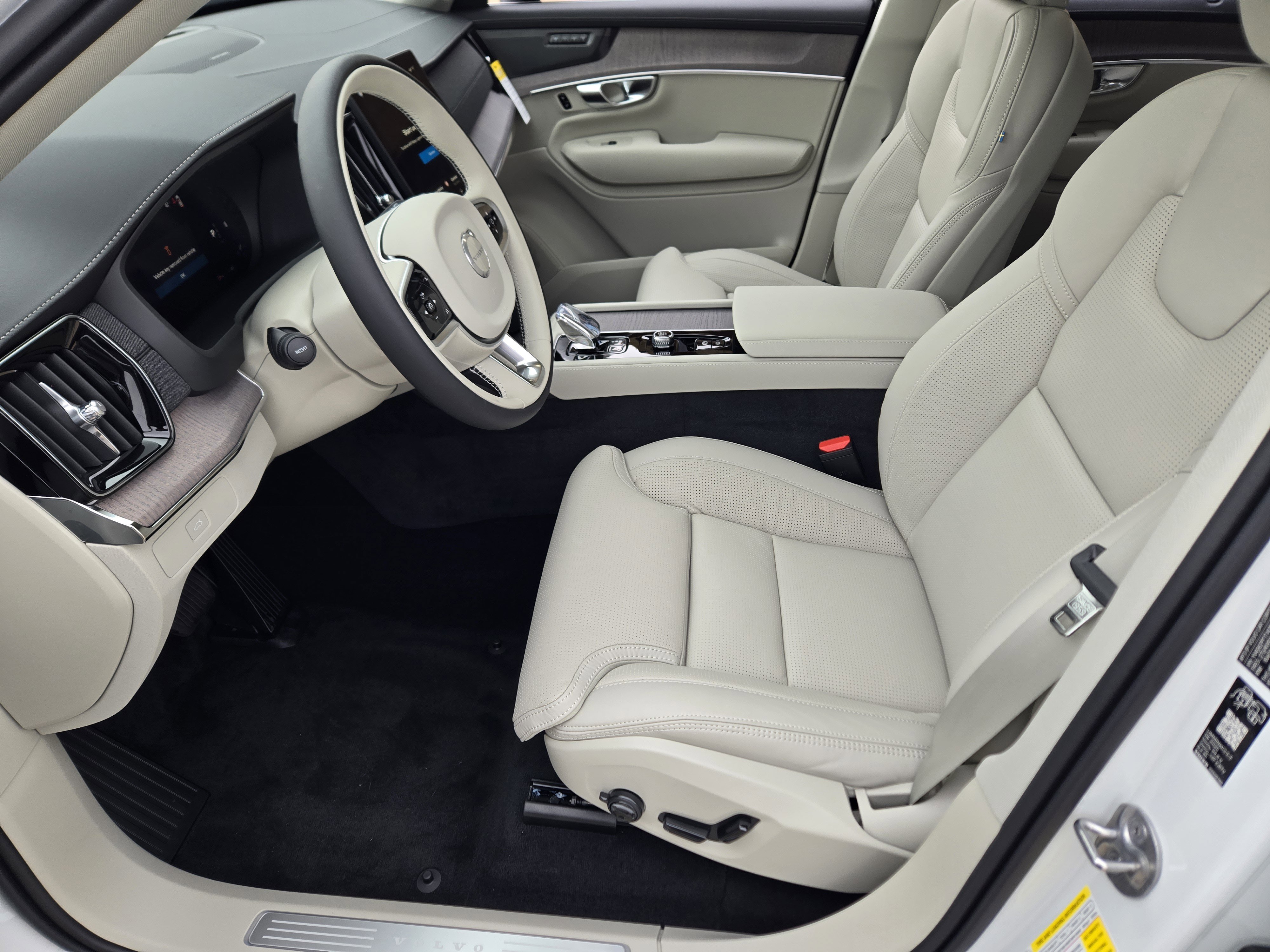 New 2026 Volvo XC90 B6 Ultra w/ Protection Package image 15