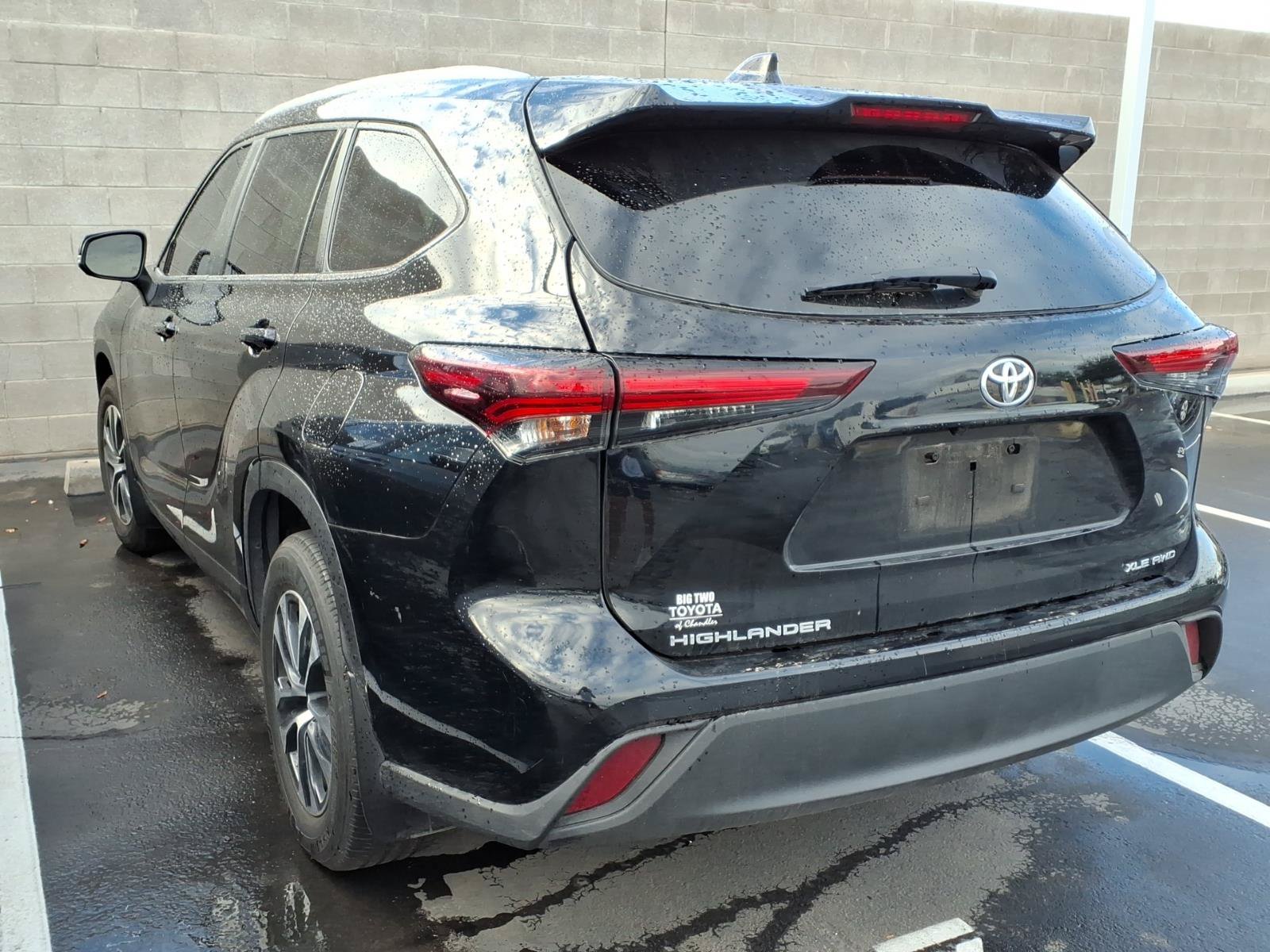 Used 2024 Toyota Highlander XLE AWD/4WD image 3