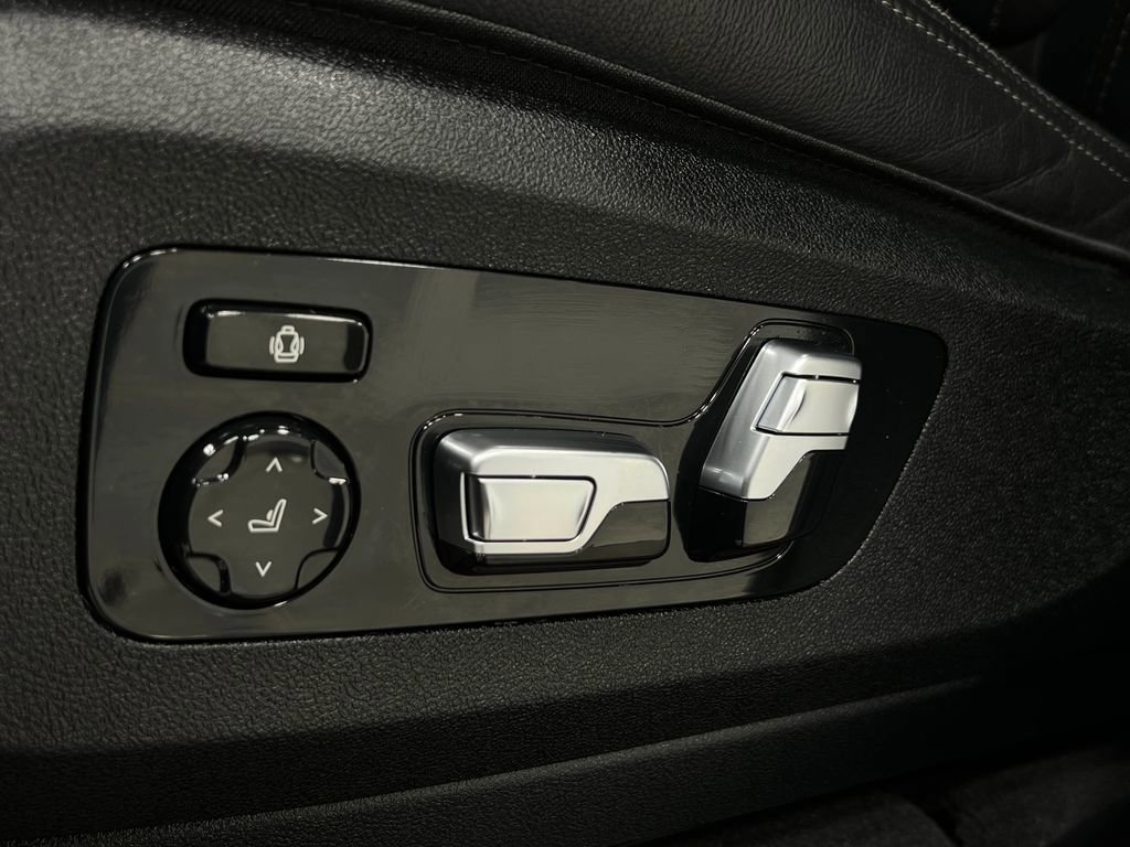 Used 2022 BMW X7 M50i w/ Cold Weather Package image 19