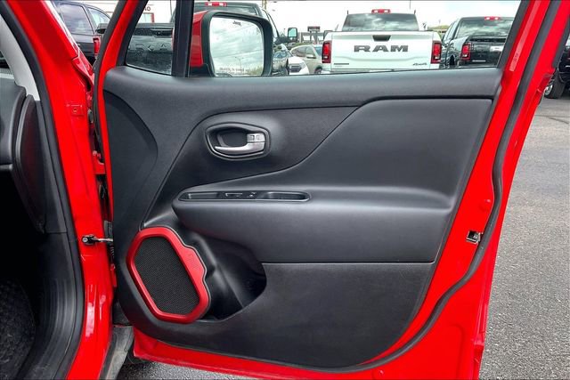 Used 2022 Jeep Renegade Latitude w/ Convenience Group AWD/4WD image 19