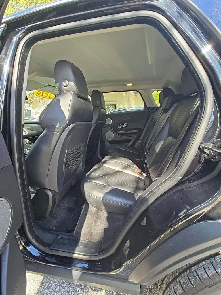 Used 2019 Land Rover Range Rover Evoque SE image 11