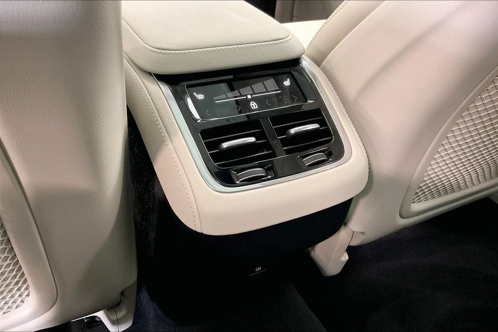 Certified 2025 Volvo XC90 B5 Ultra AWD/4WD image 11