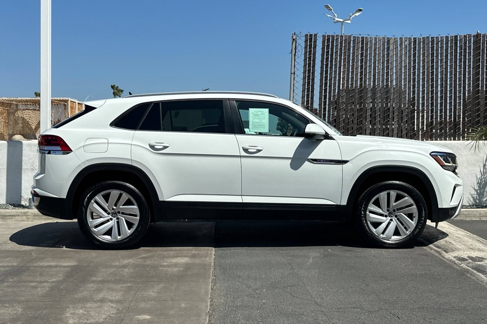 Used 2022 Volkswagen Atlas Cross Sport SE w/ Panoramic Sunroof Package FWD image 3