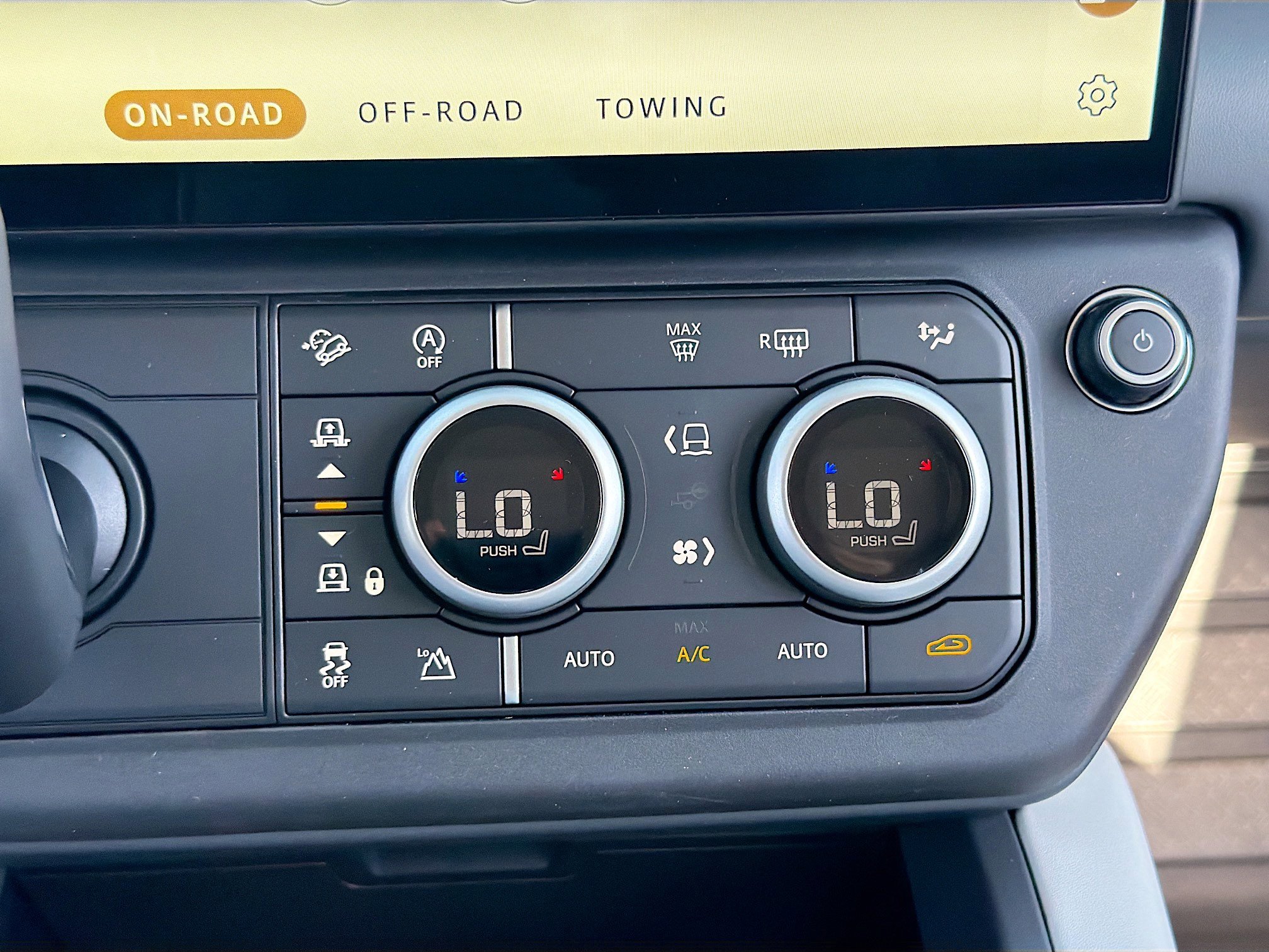 New 2026 Land Rover Defender 110 X-Dynamic SE AWD/4WD image 35
