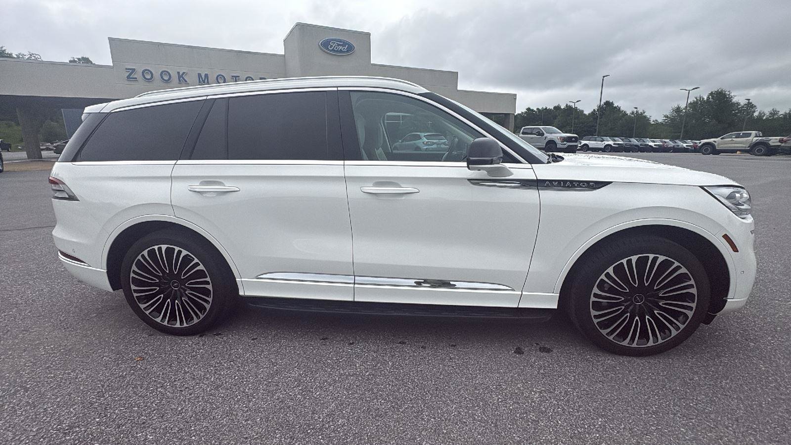 Used 2024 Lincoln Aviator Black Label AWD/4WD image 3