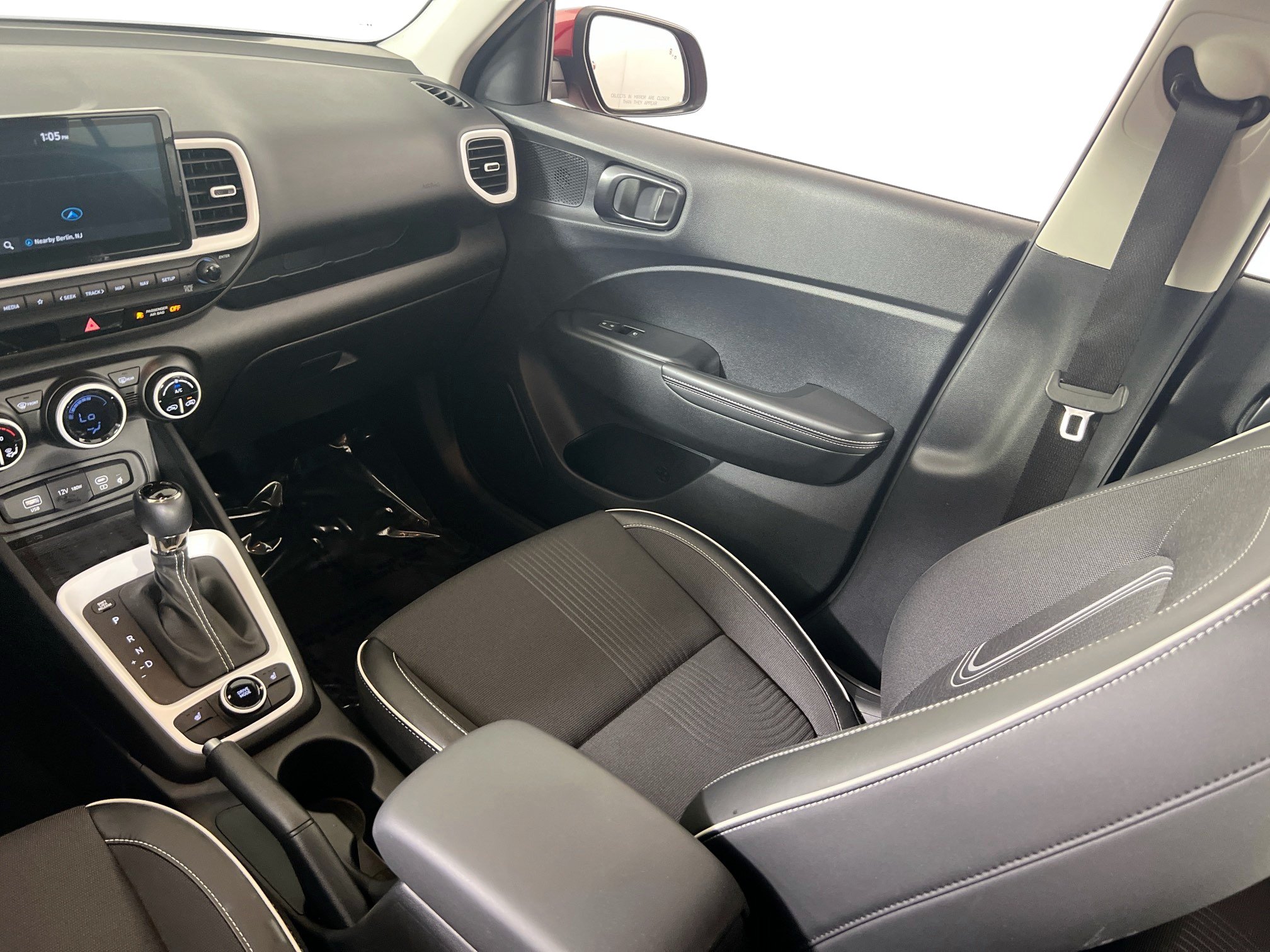 Used 2023 Hyundai Venue Limited FWD image 23