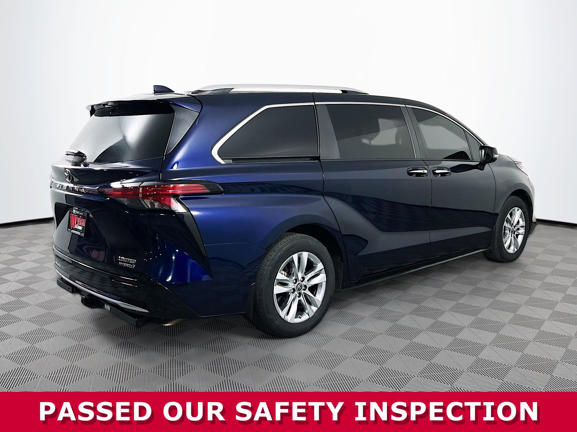 Used 2023 Toyota Sienna Limited image 35