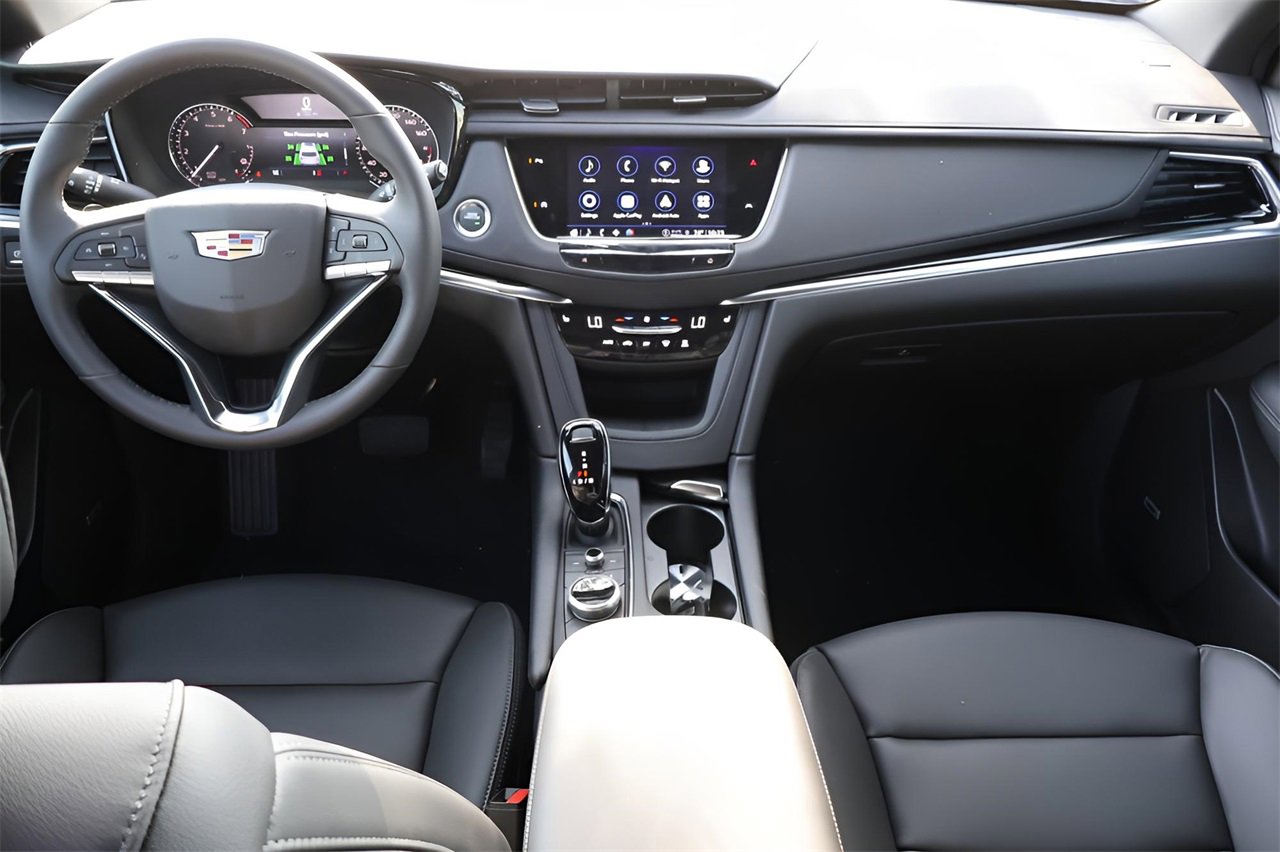 New 2025 Cadillac XT6 Luxury image 14