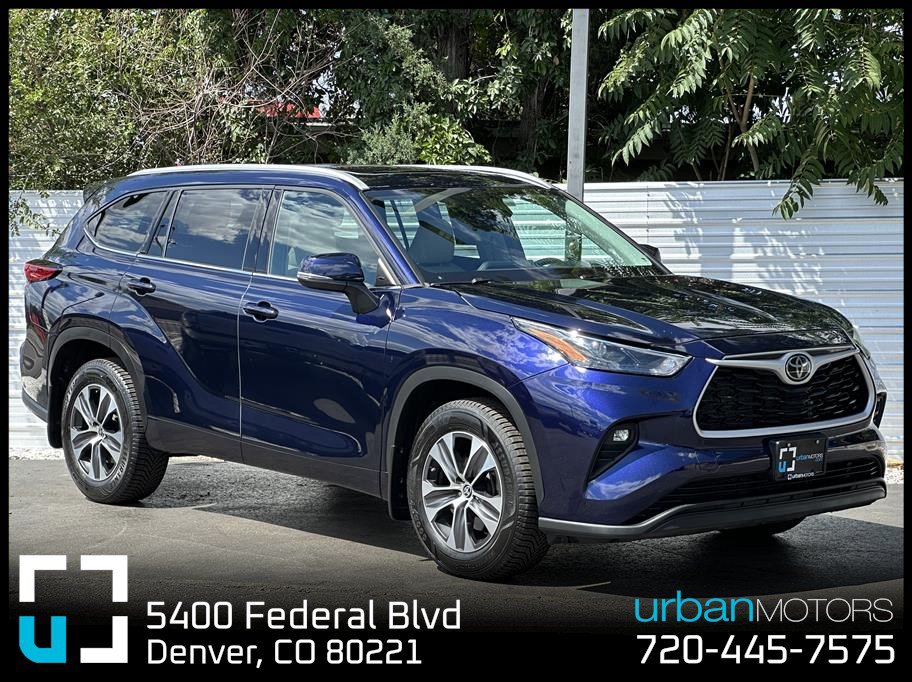 Used 2022 Toyota Highlander XLE AWD/4WD image 1
