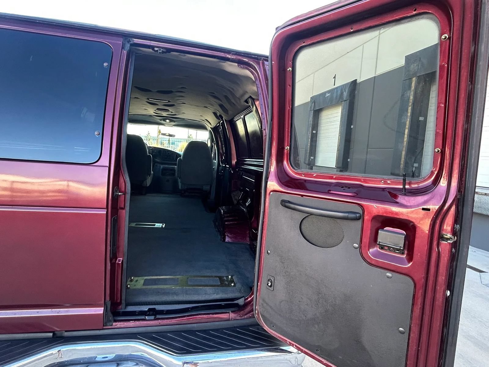 Used 2005 Ford E-350 and Econoline 350 Extended Super Duty RWD image 10
